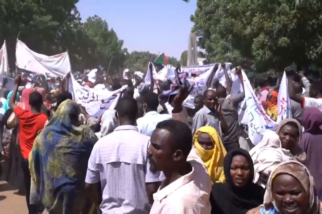 الآلاف يتظاهرون أمام القصر الرئاسي في السودان للمطالبة بحكومة جديدة